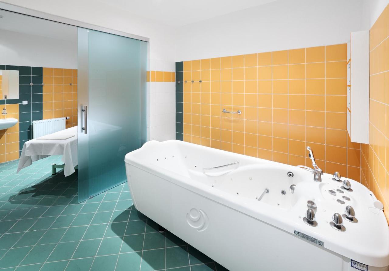 Wellness Hotel Iris パヴロフ エクステリア 写真