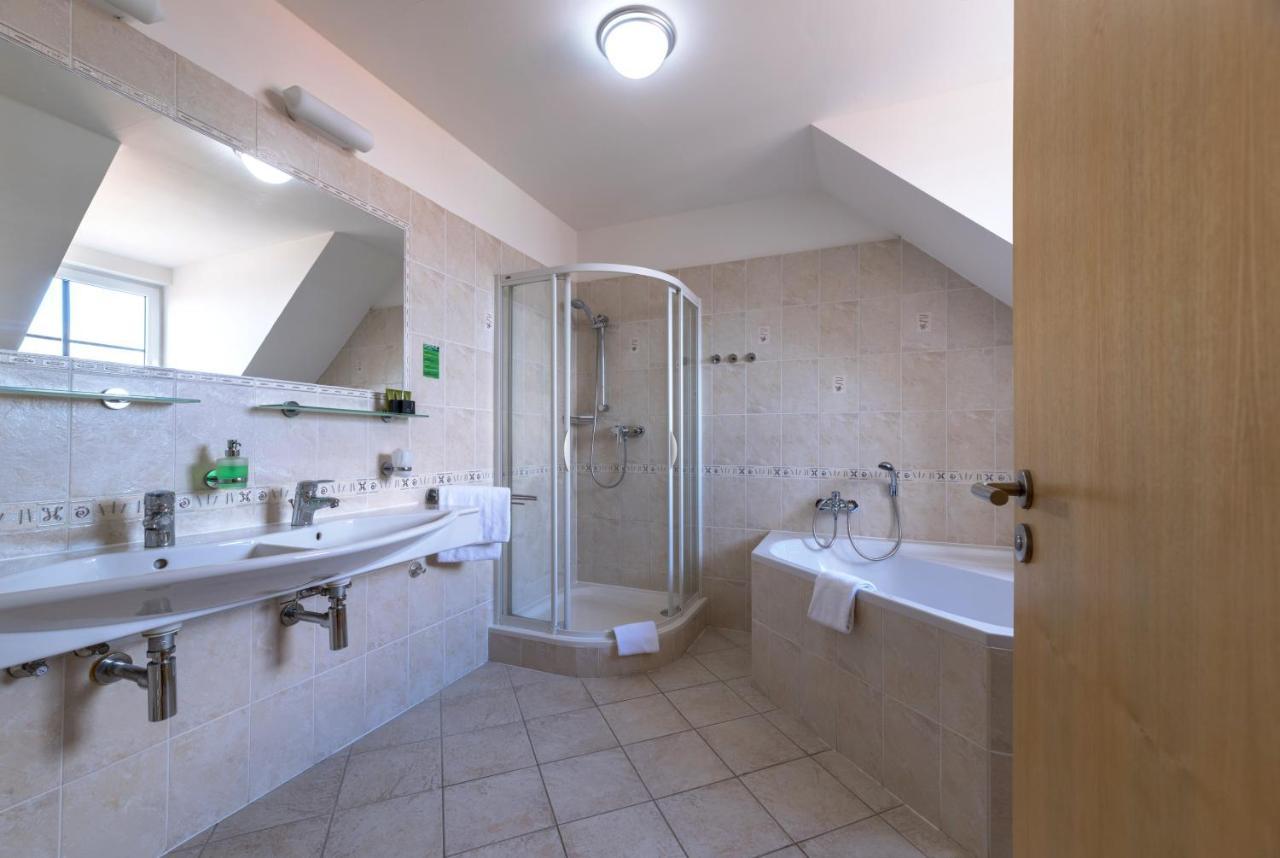 Wellness Hotel Iris パヴロフ エクステリア 写真