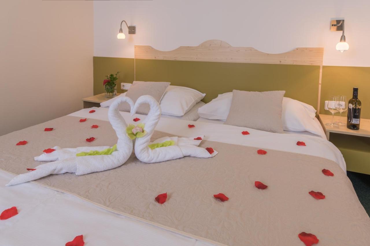 Wellness Hotel Iris パヴロフ エクステリア 写真