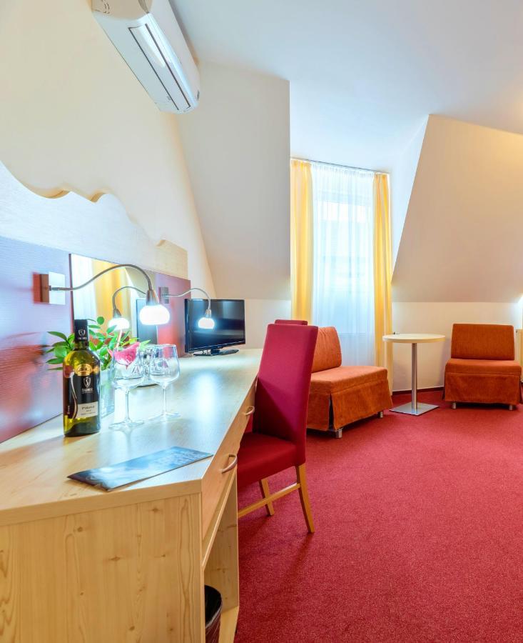 Wellness Hotel Iris パヴロフ エクステリア 写真